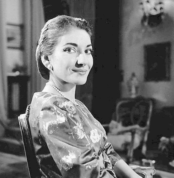 朱莉49岁黑色长裙亮相全场，身材消瘦美艳不输皮特现任