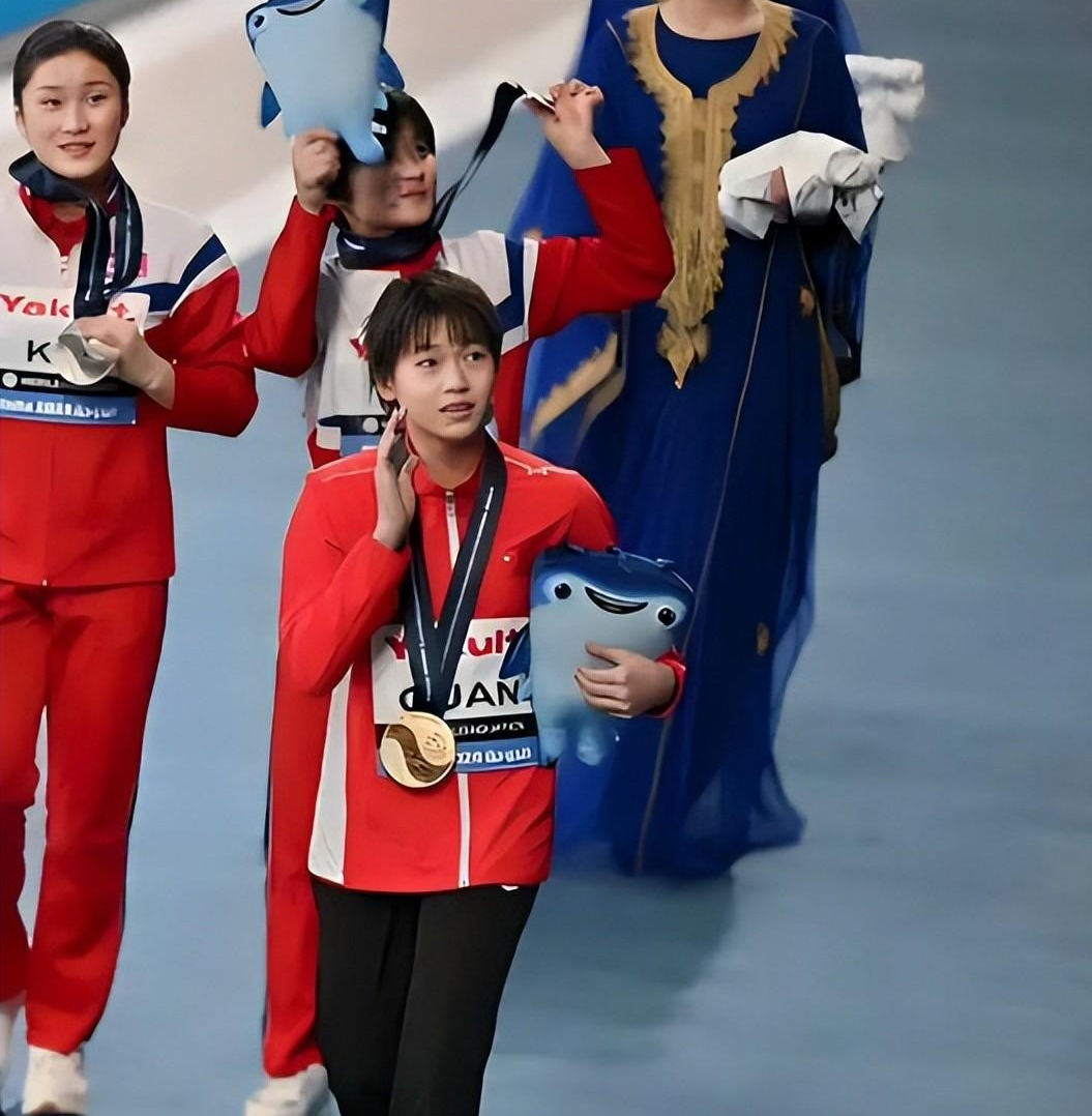 吴奇隆帮子子索签名遭全红婵拒,陈若琳回应幽默,众人笑翻。