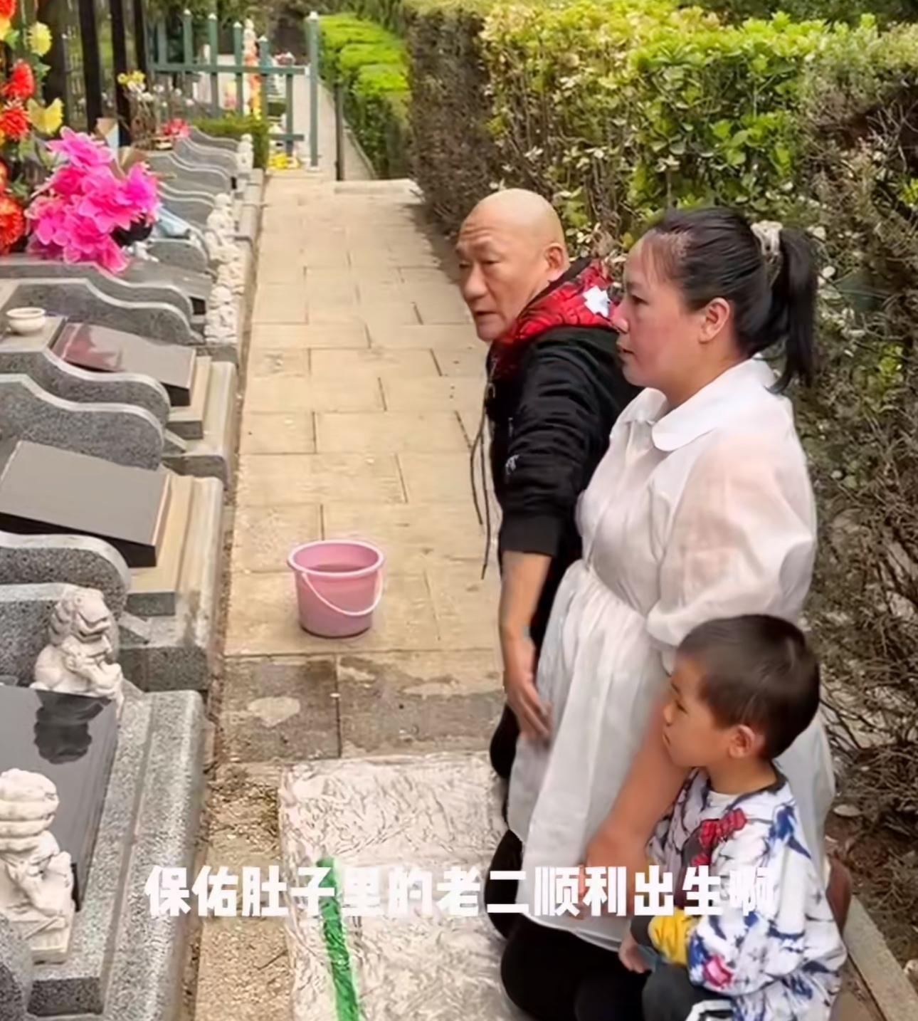 61岁谢东再当爹!小他22岁的娇妻挺着大肚子下跪磕头,被批没规矩