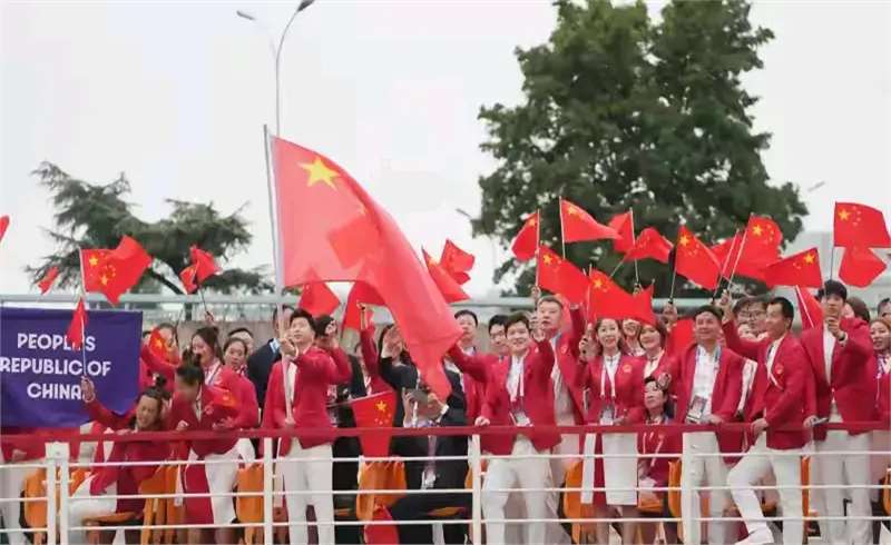 贾玲亮相奥运开幕式红毯!自称太特殊,减肥后容颜引网友吐槽