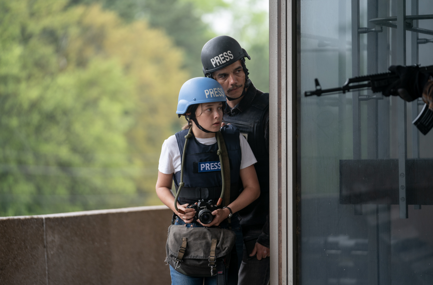 首周末票房破1.86亿,一上映就拿下冠军,北美又出一部R级爆款