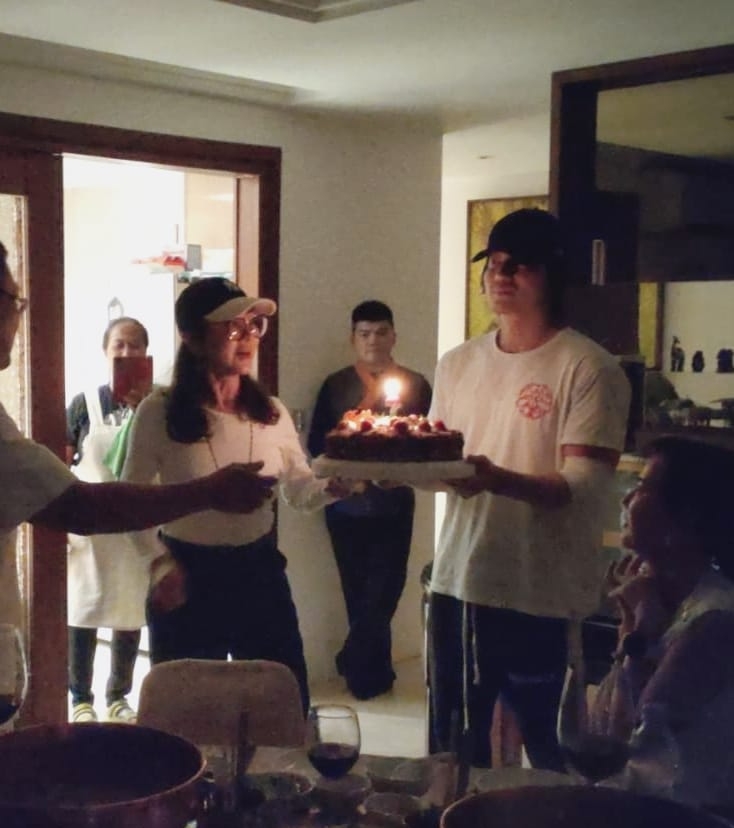 言承旭为68岁陈美凤庆生,关系暧昧12年未缺席,女方眼睛都看直了