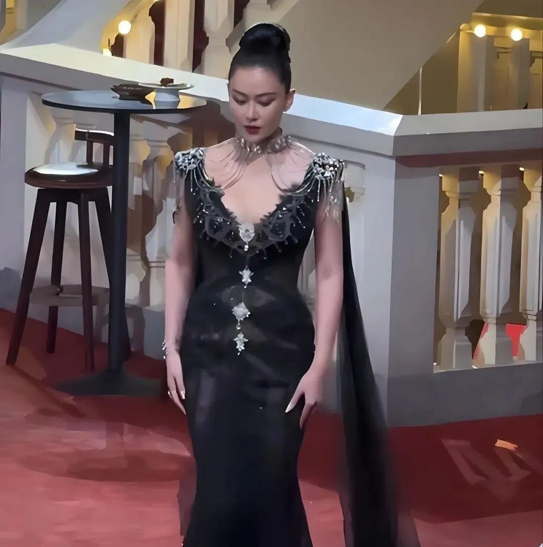 32岁娜扎遇上37岁刘亦菲,当一张高清照曝光,才知珠圆玉润给白幼瘦上了一课