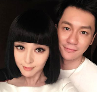 43岁范冰冰牵手46岁黄晓明,穿小粉裙娇滴滴,害羞的眼神好甜!