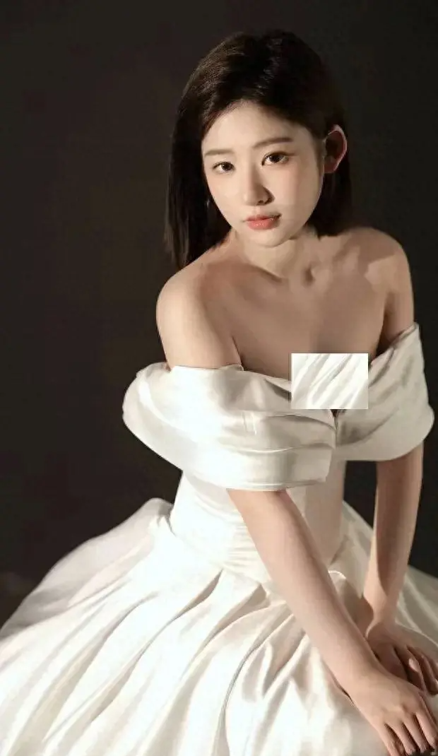 黄一鸣独自一人拍婚纱照 短发抹胸裙造型状态很好! 王思聪评论坏了