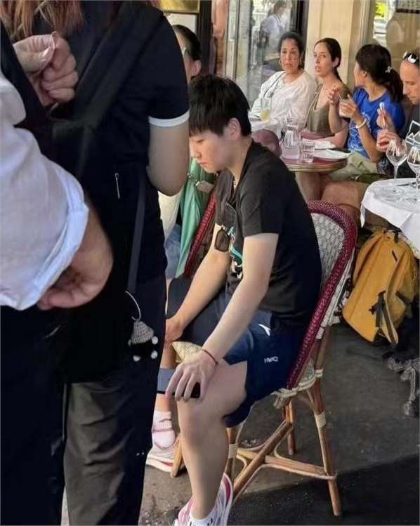 孙颖莎在巴黎街头吃冰淇淋,袜子穿反了,脸上的落寞表情令人心疼