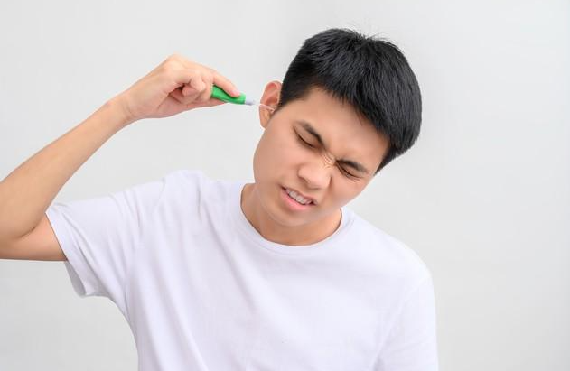 为啥有的人“耳屎”是湿的，有的人却很干？可能与这三件事有关