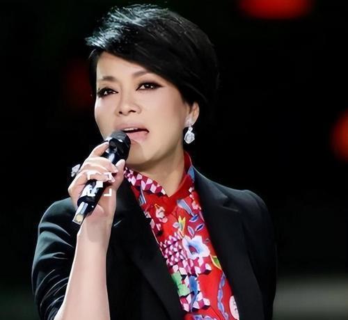 毛阿敏20岁的女儿,竟然是我们熟悉的她!穿红色冲锋衣太好看了