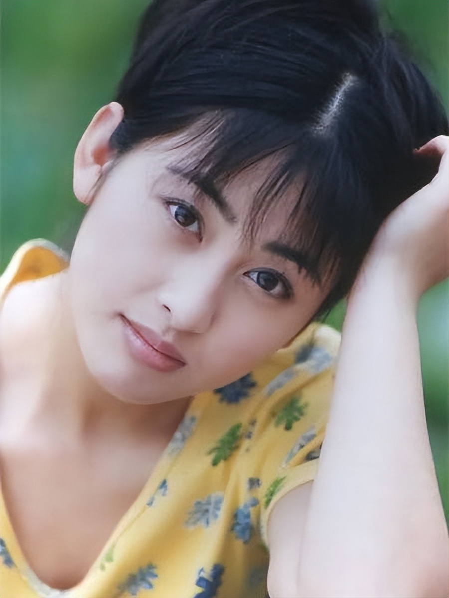 她是回族第一美女,16岁恋张铁林,与吴京传绯闻,后嫁大23岁丈夫