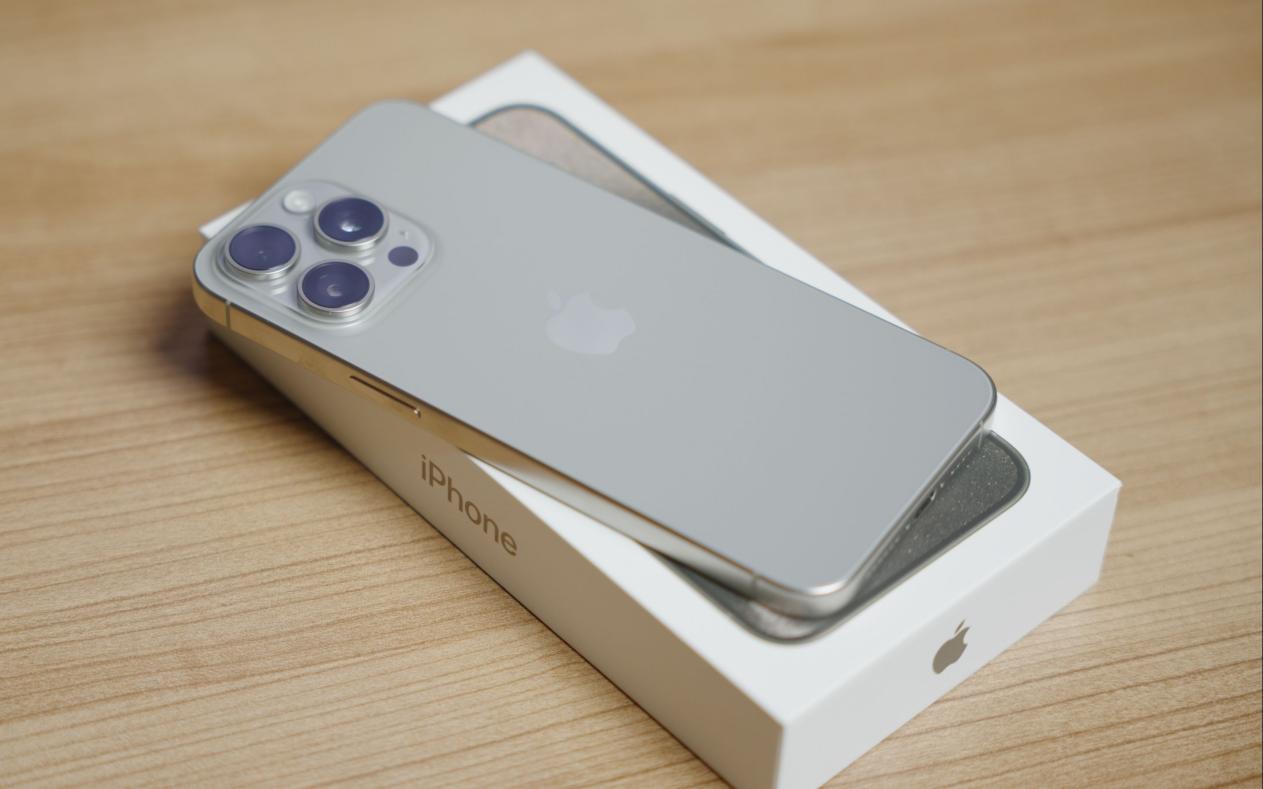 苹果不讲武德,钛合金机身+5倍光学变焦,256GB版跌价2401元