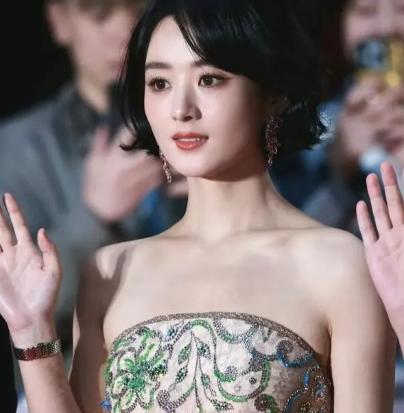 赵丽颖穿阿玛尼去东京,一身黑的辛芷蕾被她比下去,导演给她拍照