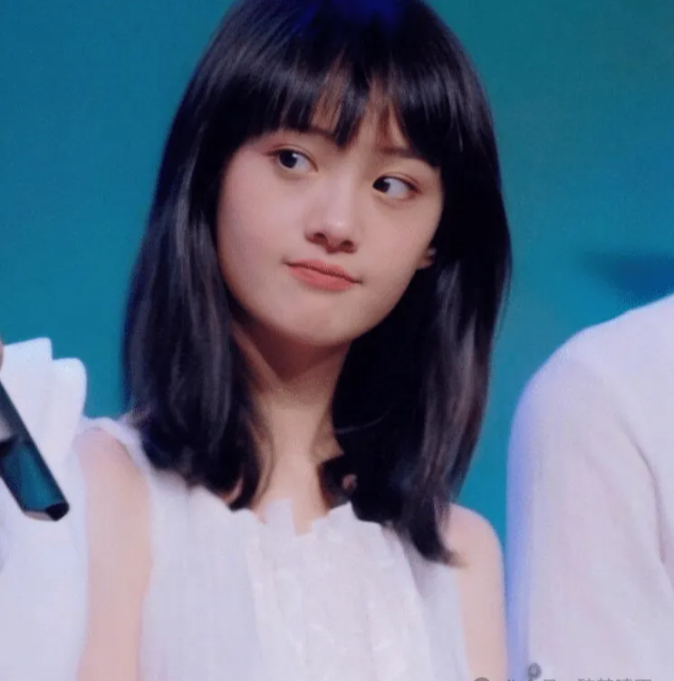 33岁郑爽国外街头被偶遇,衣着随意面容憔悴,回归素人生活星味全无