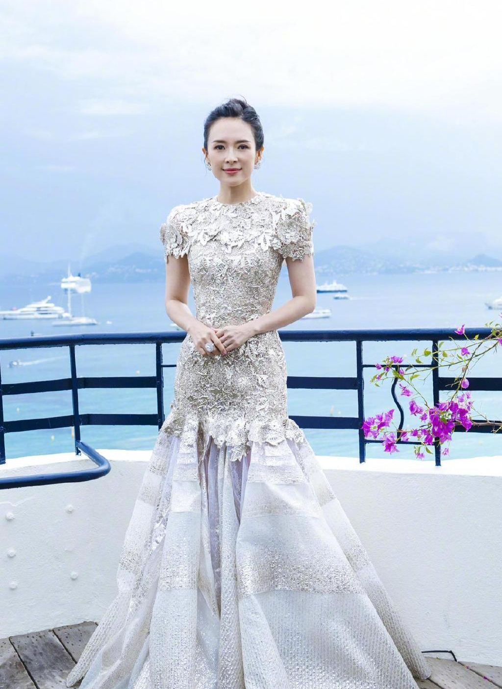 脑门都不敢露就别尬吹美人了,扛得住“大光明”发型,才是真神颜