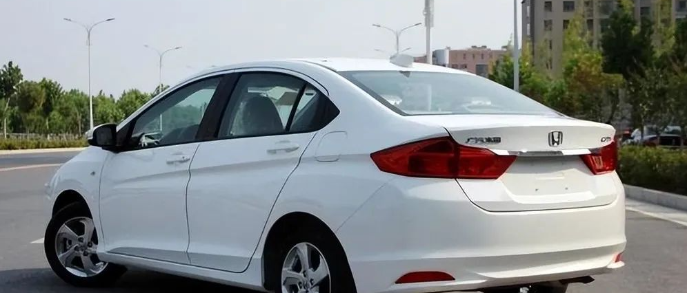 12万多，家用舒适好开的3款车，油耗低至4.1，买了基本不会错
