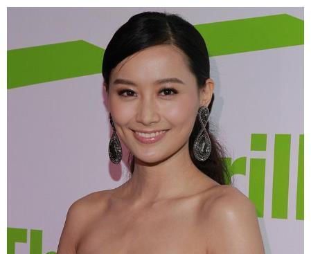 脸歪了,人老了,容貌一言难尽,陈法拉被吐槽越来越像汪明荃