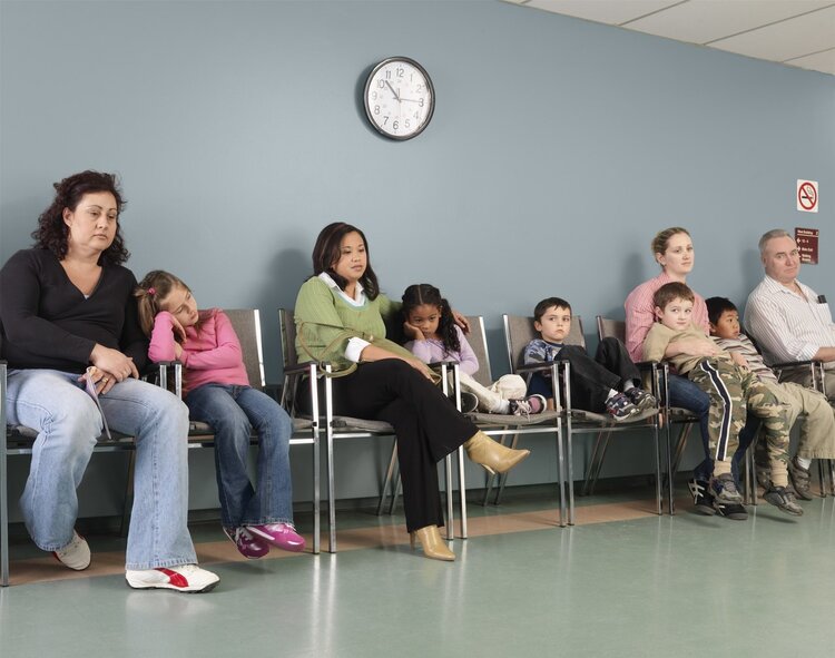 72岁肿瘤专家患癌，赴美抗癌一年后离世，临终两个后悔，引以为