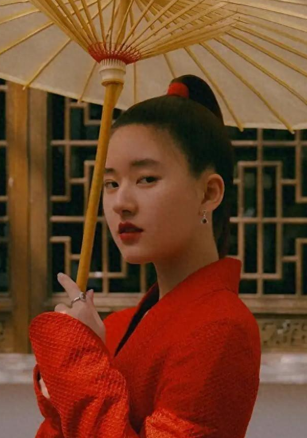 脑门都不敢露就别尬吹美人了,扛得住“大光明”发型,才是真神颜