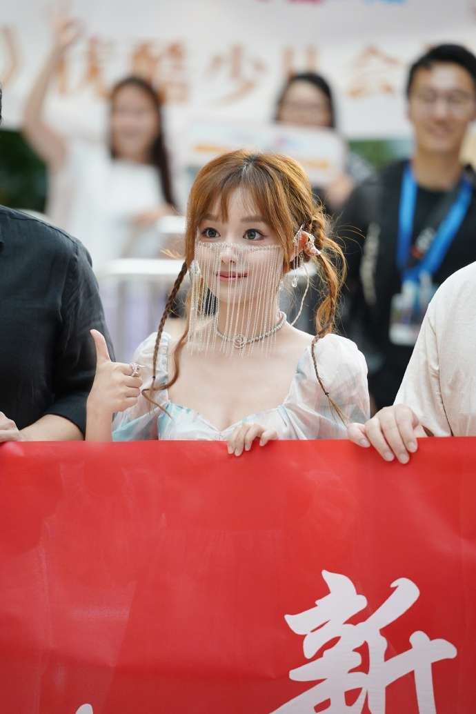 黄霄雲车祸后带伤出席《落凡尘》首映礼,导演感动落泪:她太坚强了!