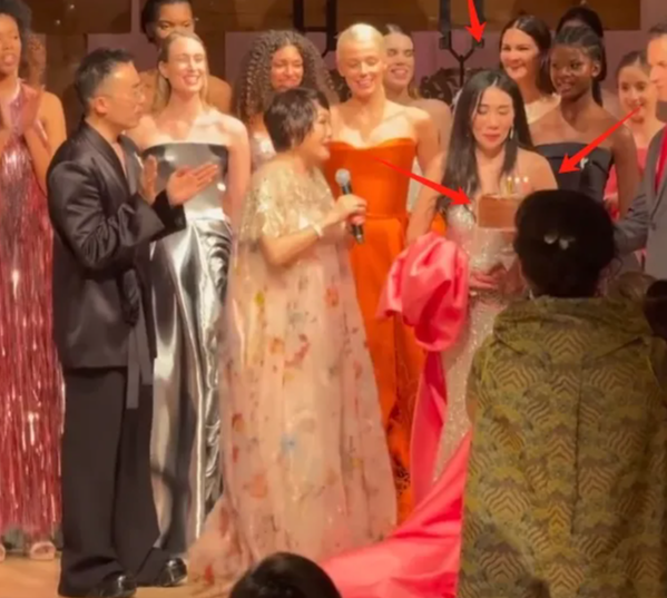 何超盈在纽约时装周大放异彩,背后的努力你无法想象!