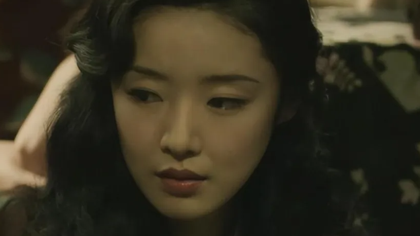 被张艺谋力捧,与富豪卷款61亿逃亡国外,永不回国的她,现在如何