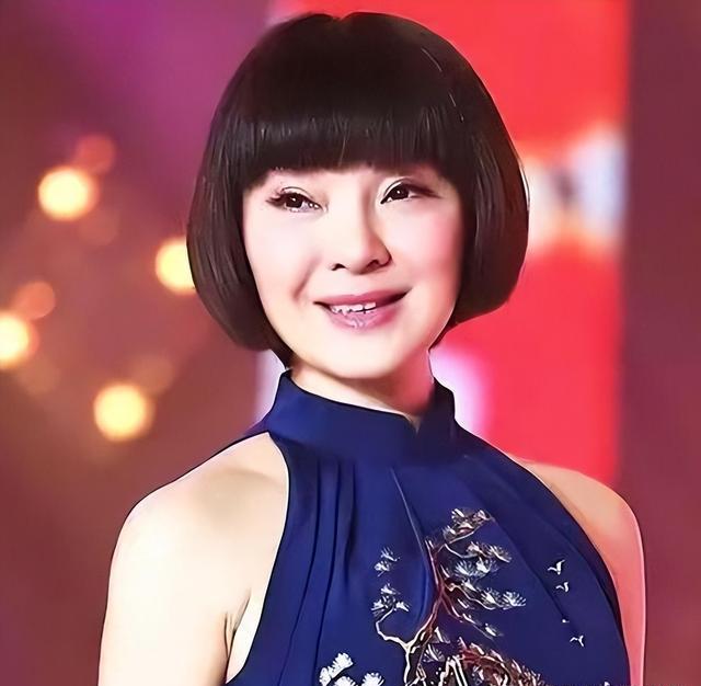 背叛丈夫跟医生相好,转移丈夫12 亿,靠一首歌在春晚爆红的她真狠