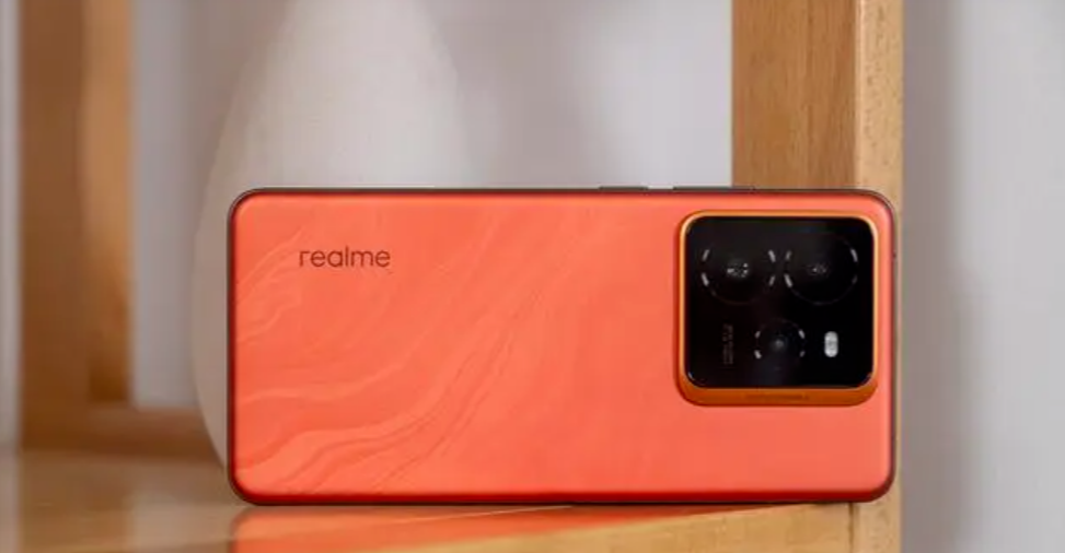 搭载骁龙8至尊版，比小米15便宜了900元，超大电池、满级防水、潜望长焦