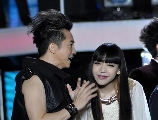 庾澄庆:不知不觉63岁的他已再婚8年,第二任妻子为他生一男一女