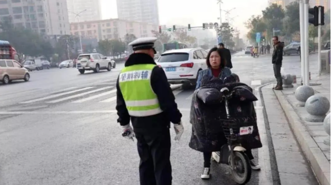 电动车头盔刚戴好，又新增两个禁令？车主哭了：刚买的电动车怎么办