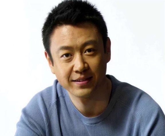 他是央视最帅男主持,三婚娶小10岁歌唱家,如今一家四口其乐融融