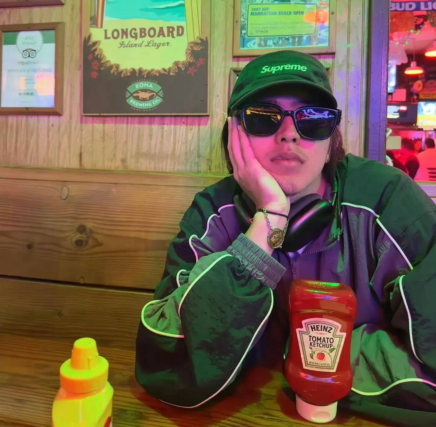 摆烂了?蔡徐坤近照曝光,胡子拉碴认不出,但身上肌肉增加了不少