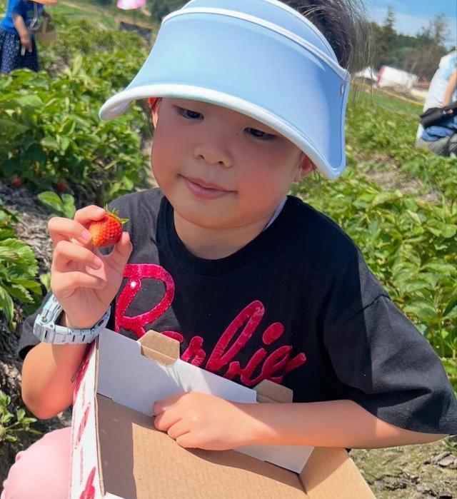 熊黛林晒旅行照,祖孙三代同游加拿大,富豪老公和丈母娘罕见同框