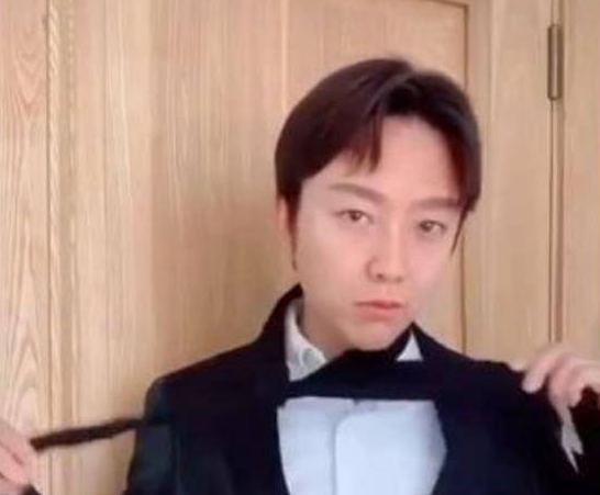 李玉刚“女人味”消失,穿西装变硬汉,网友:太不一样啦!