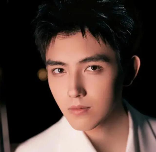 九月还没结束，陈飞宇就以这种方式冲上热搜，网友：真不长记性！