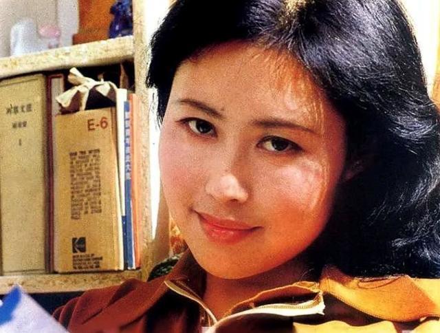 萨日娜：结婚34年只生孩子不做饭，帅气演员丈夫把她宠成宝