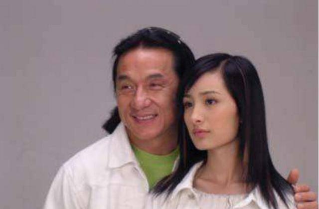 17岁杨幂曾被49岁成龙搂在怀里，网友：整没整容一目了然