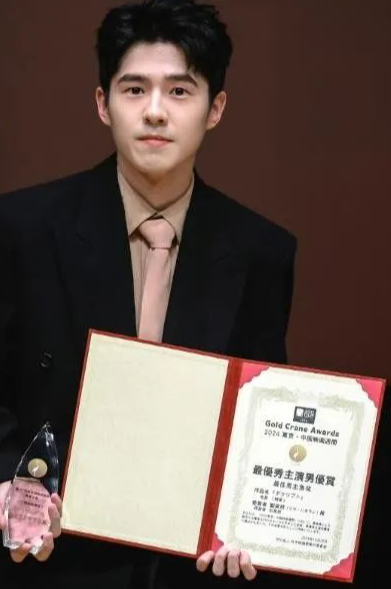 东京这一天，62岁何超琼用珠圆玉润的身材，给白幼瘦女星上了一课