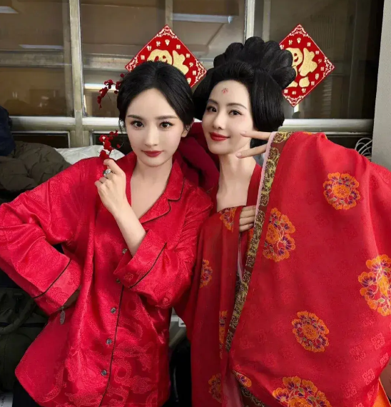 谢娜|春晚后台:小尼小撒比鞋跟,杨幂唐嫣竟无交集,谢娜行为被批