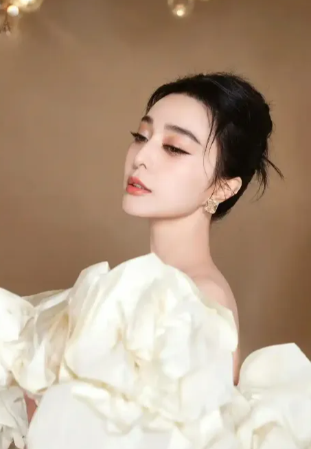 范冰冰离开滤镜还是老了,穿金戴银打扮华丽,但颈纹却暴露了真实年纪!