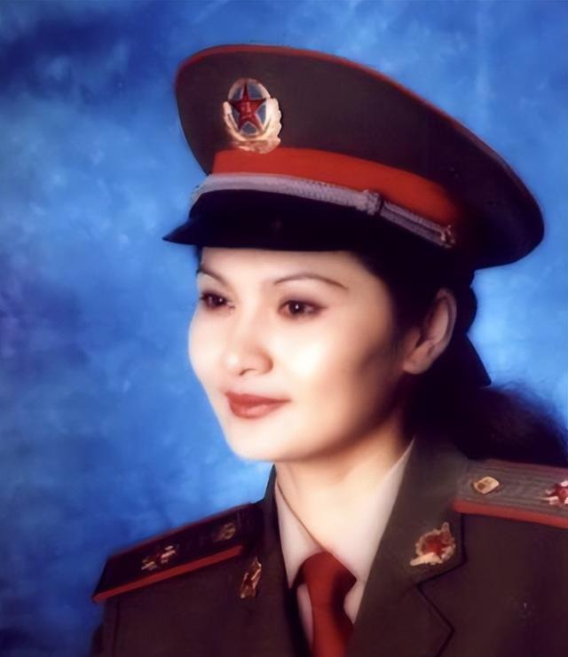 她曾是央视靓女主持人,嫁给了军委副主席之子,离婚后成知名画家