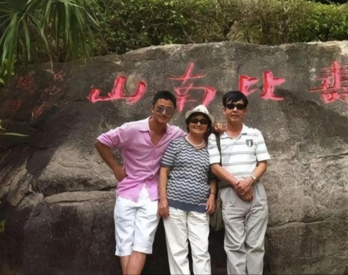 吴京父亲过80岁大寿!宴席豪横喝茅台配七层寿桃,谢楠忙前忙后