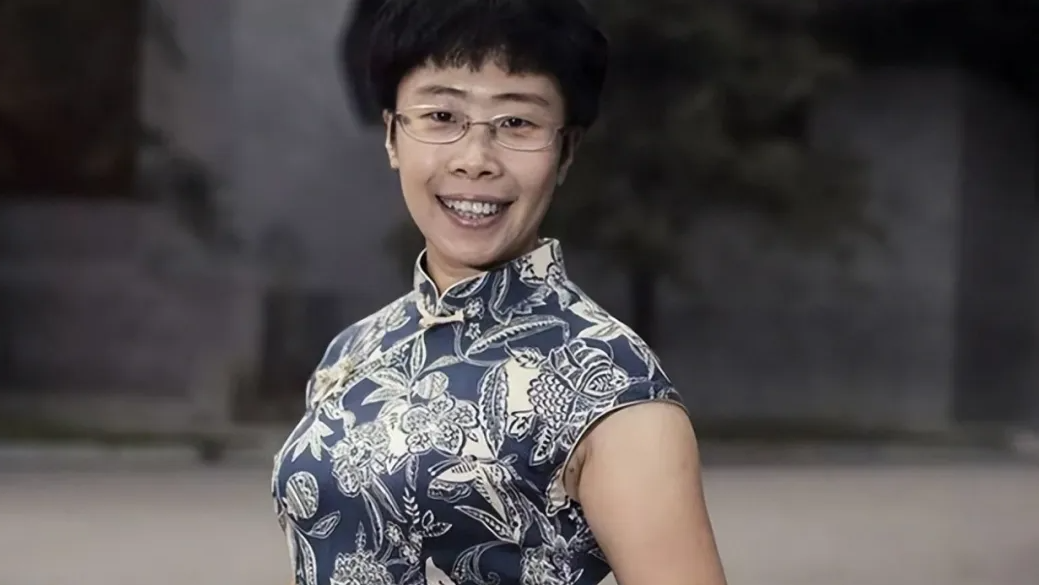 蒙曼这辈子是嫁不出去了!硬伤有两个,一个是岁数;另一个是长相