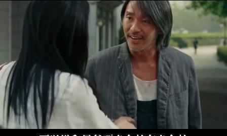 影帝廖凡与妻子现街头,开百万豪车出行,手提名酒掏挎包略显猥琐