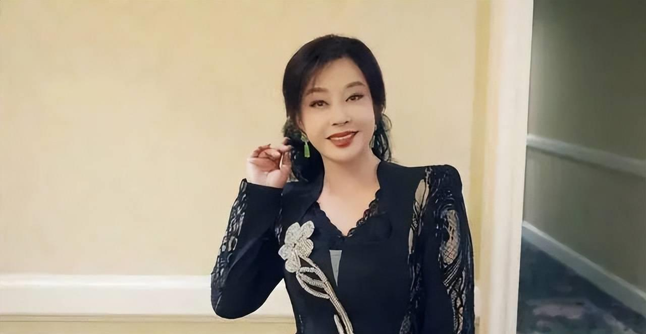 刘晓庆:一生有过7个男人,60岁再当新娘,如今被富豪丈夫宠成宝