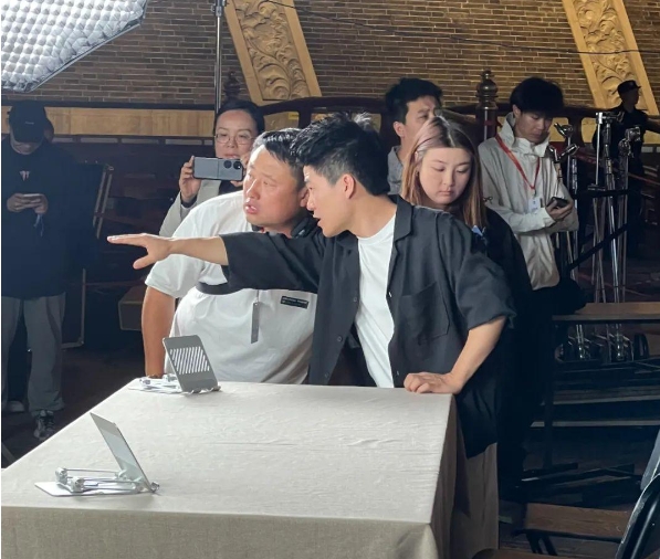 董宇辉唱歌翻车,笑麻了30万人线上哄娃,直到让老汉森背锅才消停