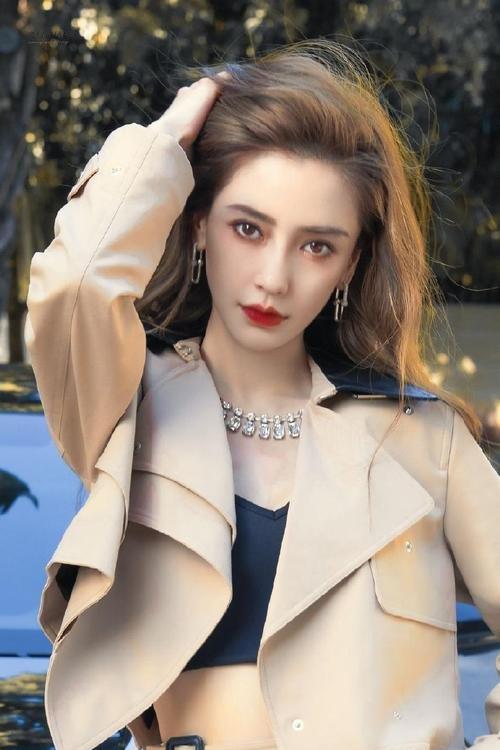 杨颖18岁在日本照片曝光,大口啃雪糕毫无形象,是否医美一看便知