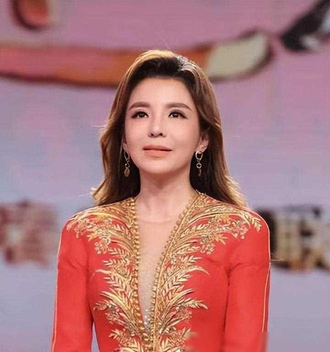 51岁央视主持朱迅:传出消息,观众悲恸万分