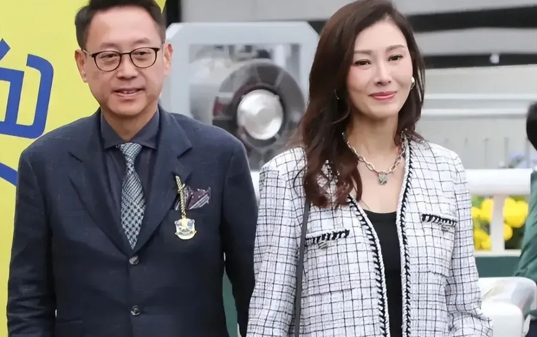 何超琼用一件紫色旗袍，彻底向外界证明，陈百强就是她的此生挚爱