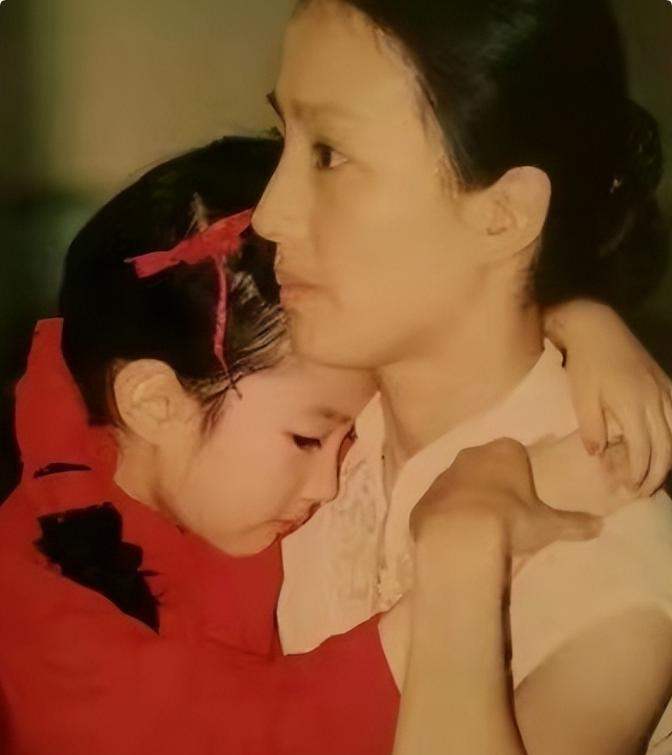 直到看见刘亦菲搂着王诗龄合照，才明白，伊能静说得确实没错