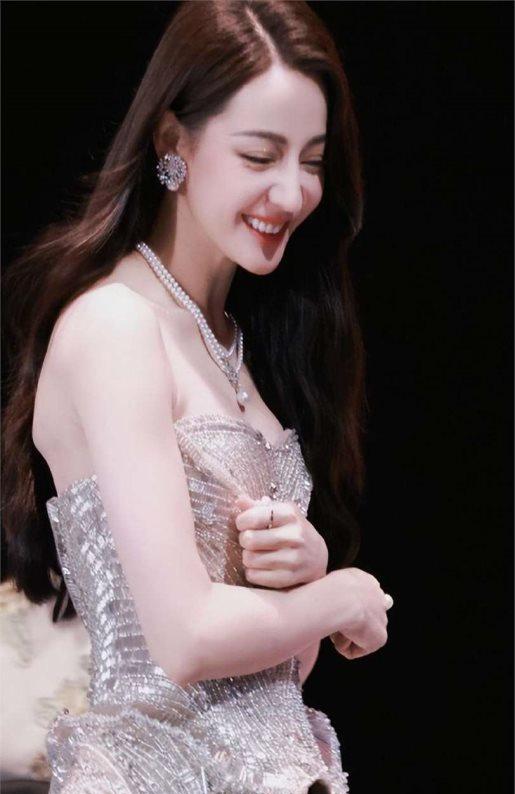 没想到，捂胸争议过去仅仅一年，迪丽热巴就以这种姿态出现