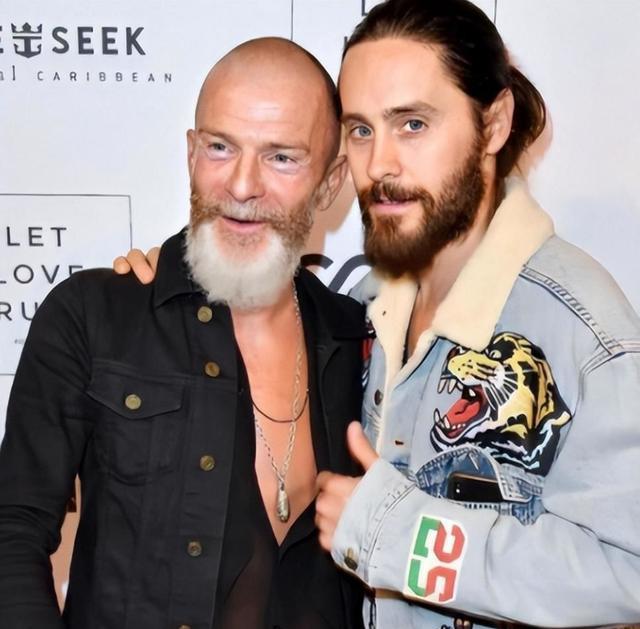 曾经跟章子怡“叠罗汉”的未婚夫Vivi, 现身默多克婚礼,瘦成植物人